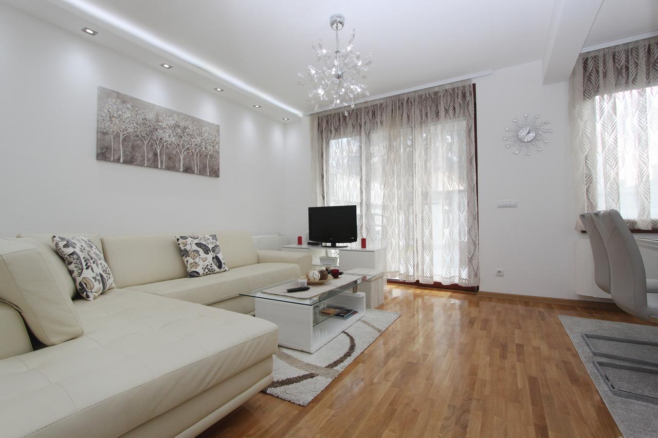 Apartment Joy Belgrado Esterno foto